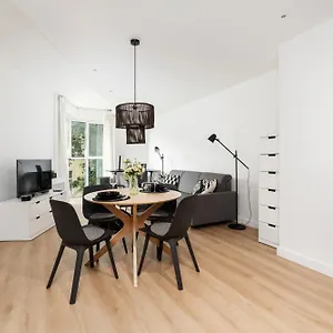 cozy-black-white-studio-with-parking-in-the-center-of.poznan-hotels.com/